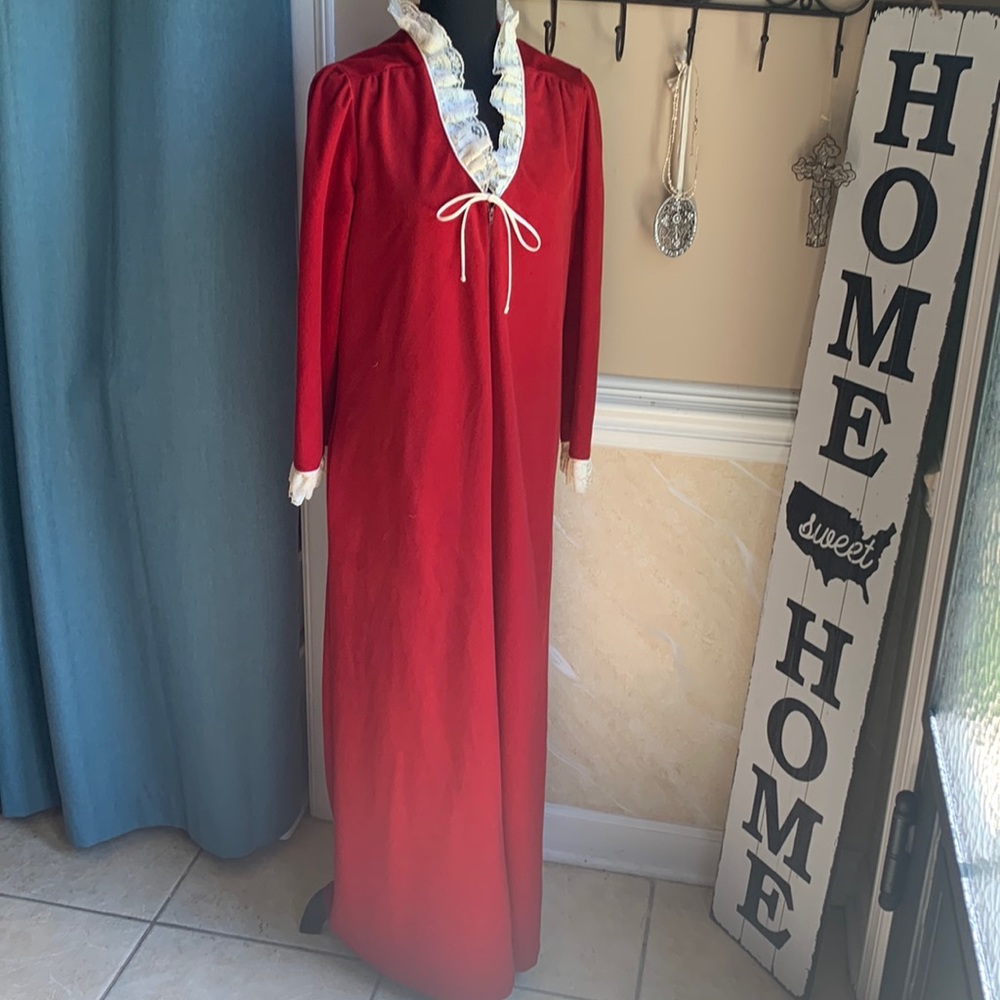 Casa de California VINTAGE RED VELVETEEN LACE ROBE